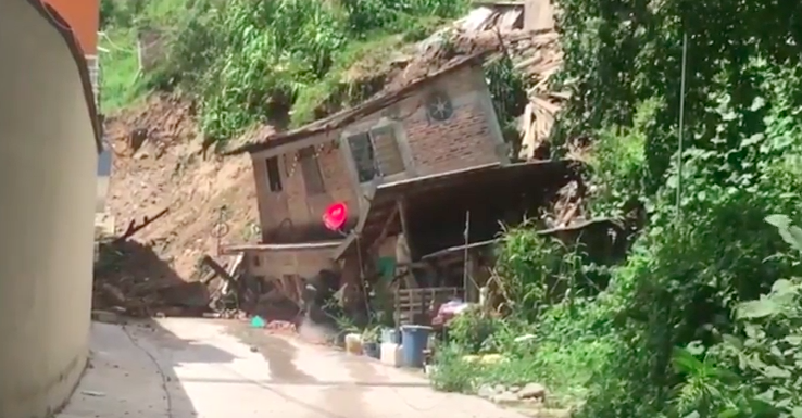 Desgajamiento de cerro en Chilpancingo derrumba al menos 25 casas