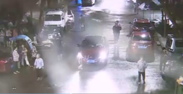 #Video Logran rescatar a niño atropellado en China