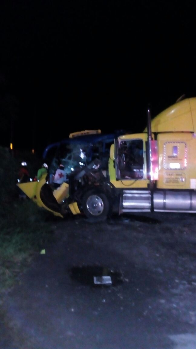 Choque entre tráiler y autobús en Veracruz deja un muerto y 15 heridos - choque-autobús-tráiler
