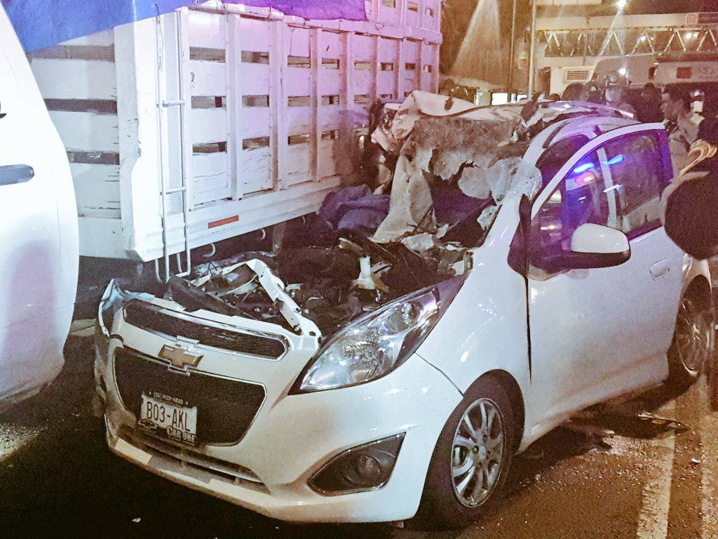 Choque deja tres muertos frente al Metro Chabacano