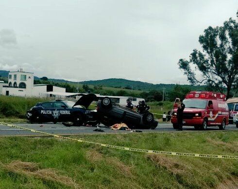 Dos muertos y cinco heridos por choque de auto con patrulla en Jalisco