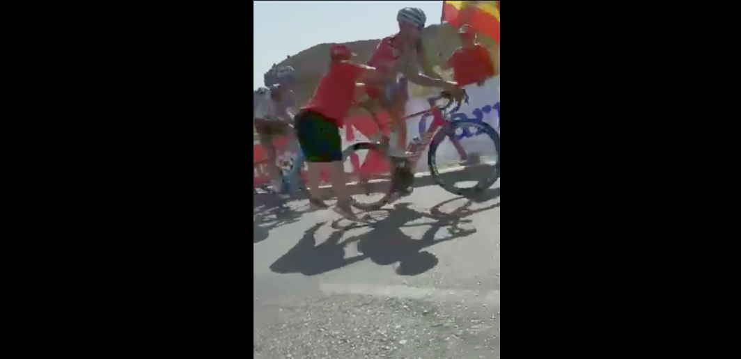 #Video Aficionado derriba al ciclista Maxim Belkov
