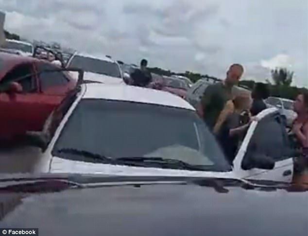 #Video Mujer provoca choque para detener a conductora ebria