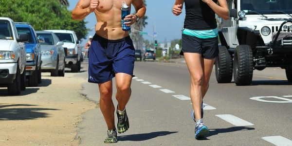 Beneficios de utilizar pesas al correr - corredores-foto-3