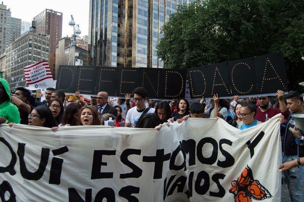 Arrestan a nueve mexicanos en NY en protesta a favor de DACA - daca-ny