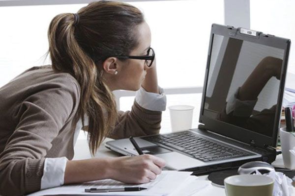 ¿Cómo cuidar la vista al usar la computadora?