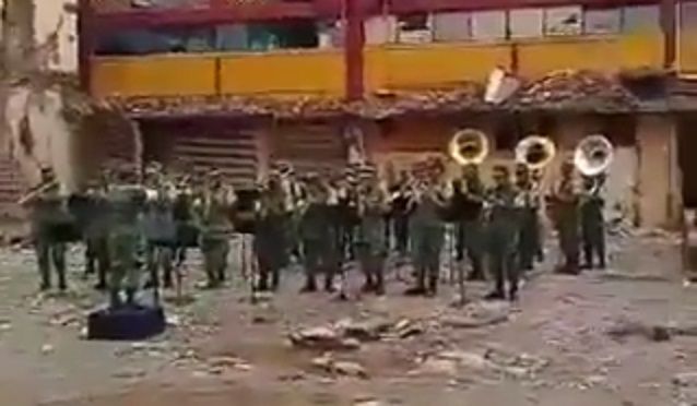 Entonan ‘La Sandunga’ previo a derribo de alcaldía de Juchitán