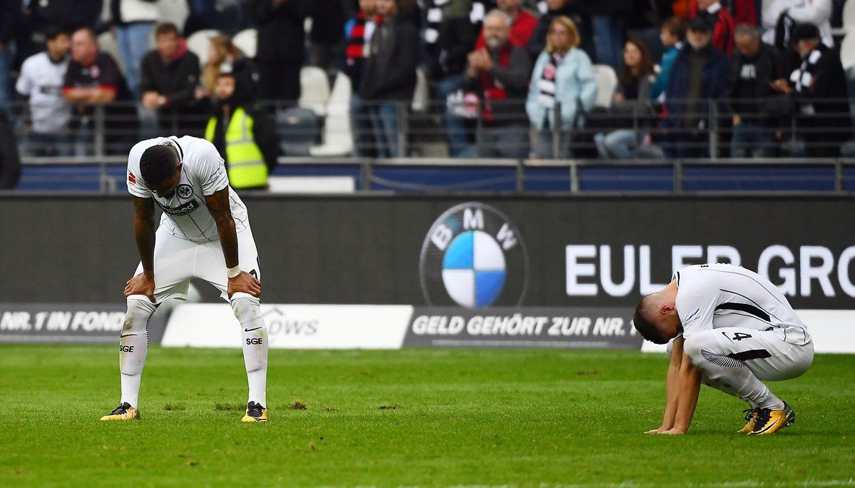 Carlos Salcedo juega en derrota del Eintracht Frankfurt ante Augsburgo