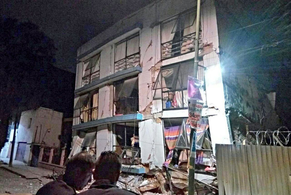 Rescatan dos personas de derrumbe en colonia Portales