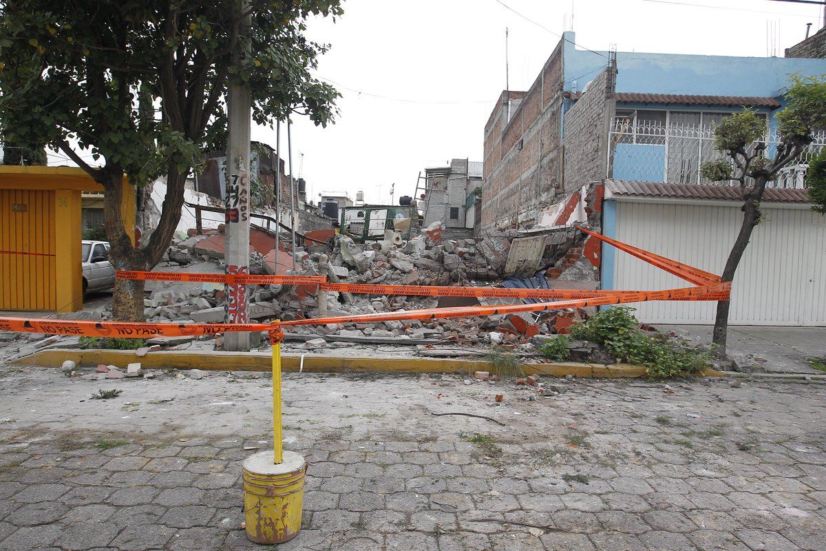 Derrumban inmueble de la Venustiano Carranza