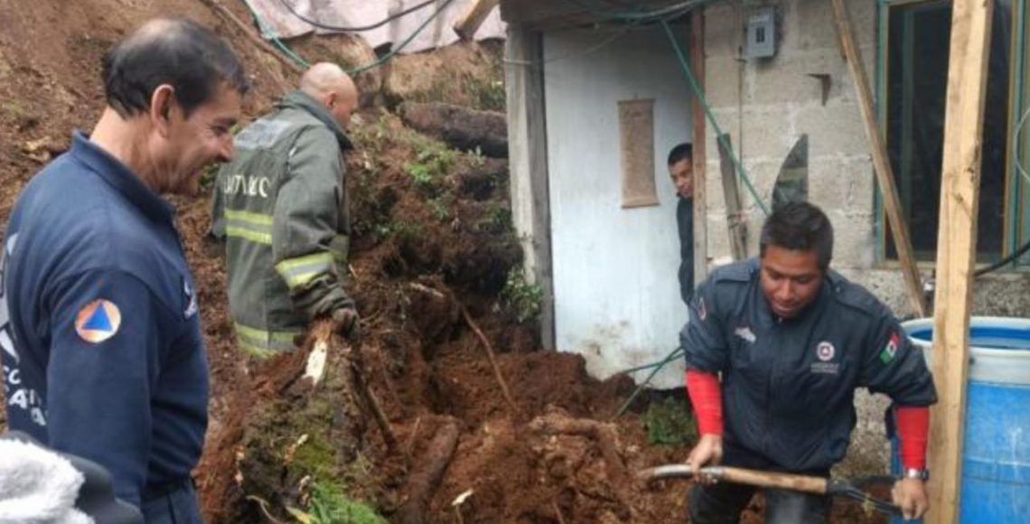 Rescatan a dos mujeres atrapadas por deslave en Naucalpan