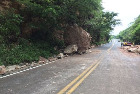 Deslave en Guerrero provoca cierre parcial de carretera