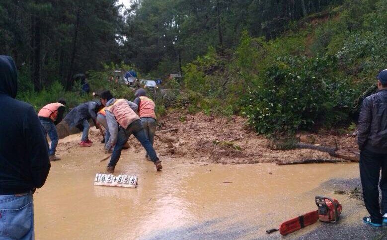 Cierran la Tuxtepec-Oaxaca por deslave
