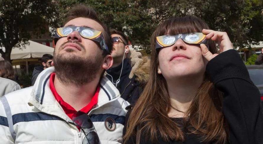 Pareja demanda a Amazon por lentes defectuosos para eclipse
