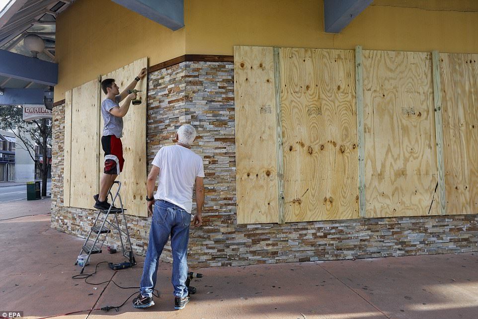 #Fotos Se refugian en Florida por paso de Irma - epa