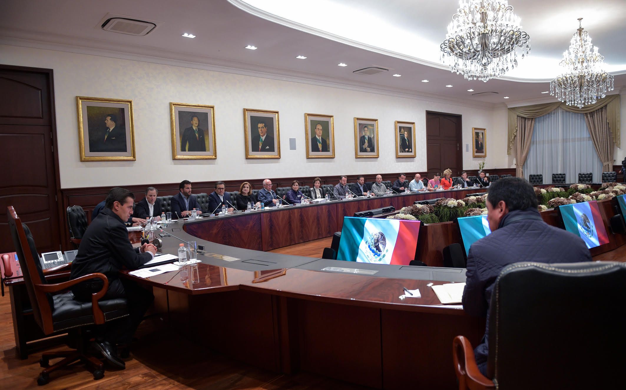 EPN se reúne con gabinete para reforzar apoyo por sismo y Katia - epn-sismo-3