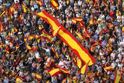 Manifestantes catalanes marchan contra el referéndum