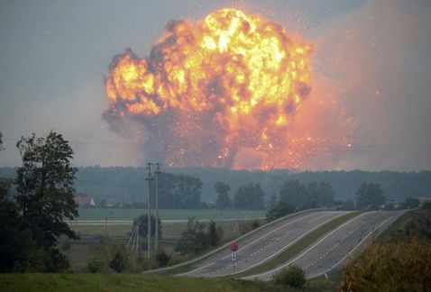 Evacuan a 30 mil personas por explosión en depósito militar en Ucrania - explosion-ucrania