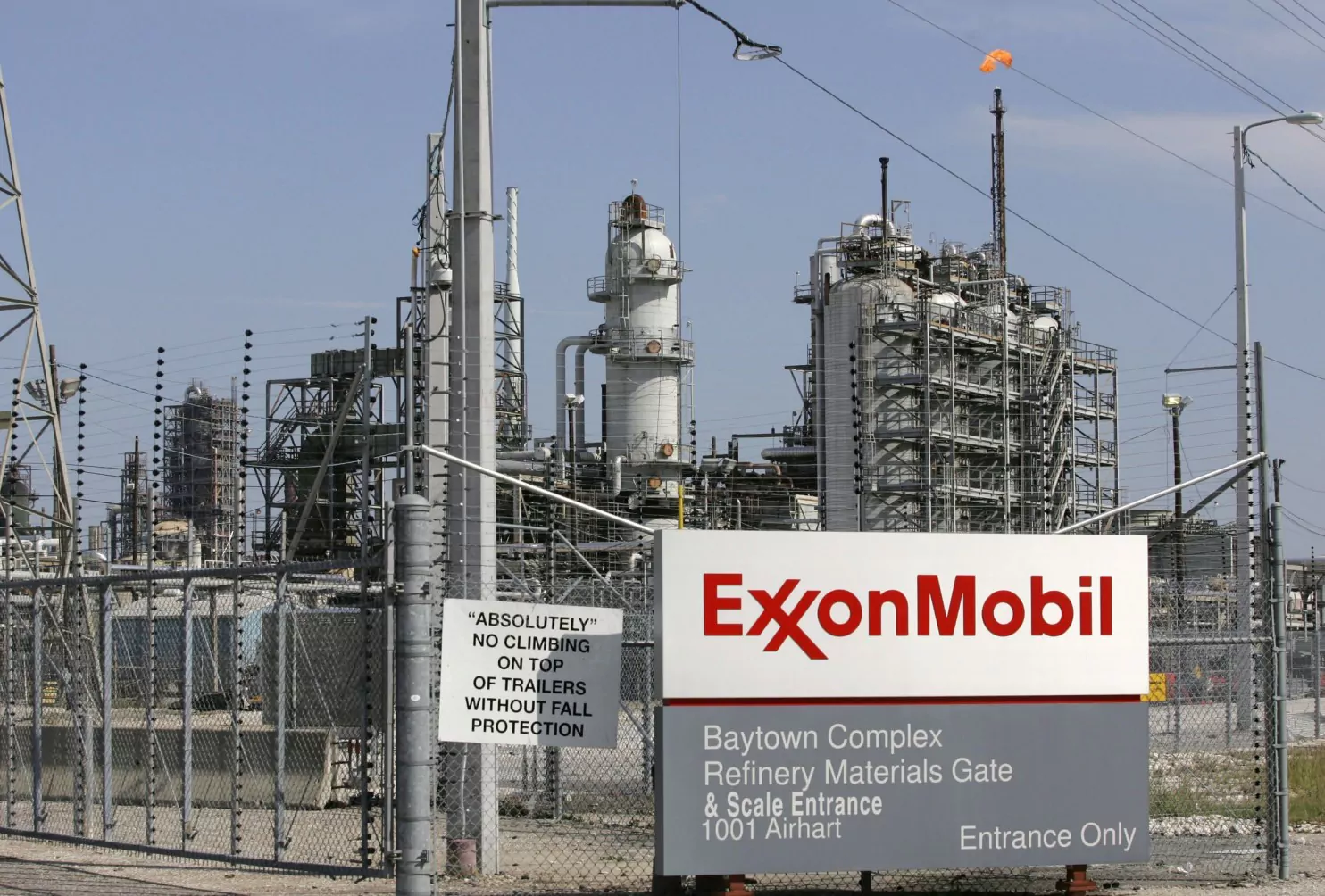 Fuga de petróleo en Exxon Mobil de Texas inundada por Harvey - exxo