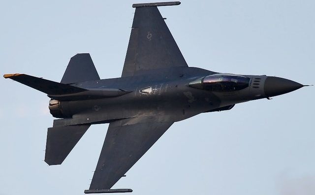 Avión militar F-16 se estrella en el sureste de Arizona