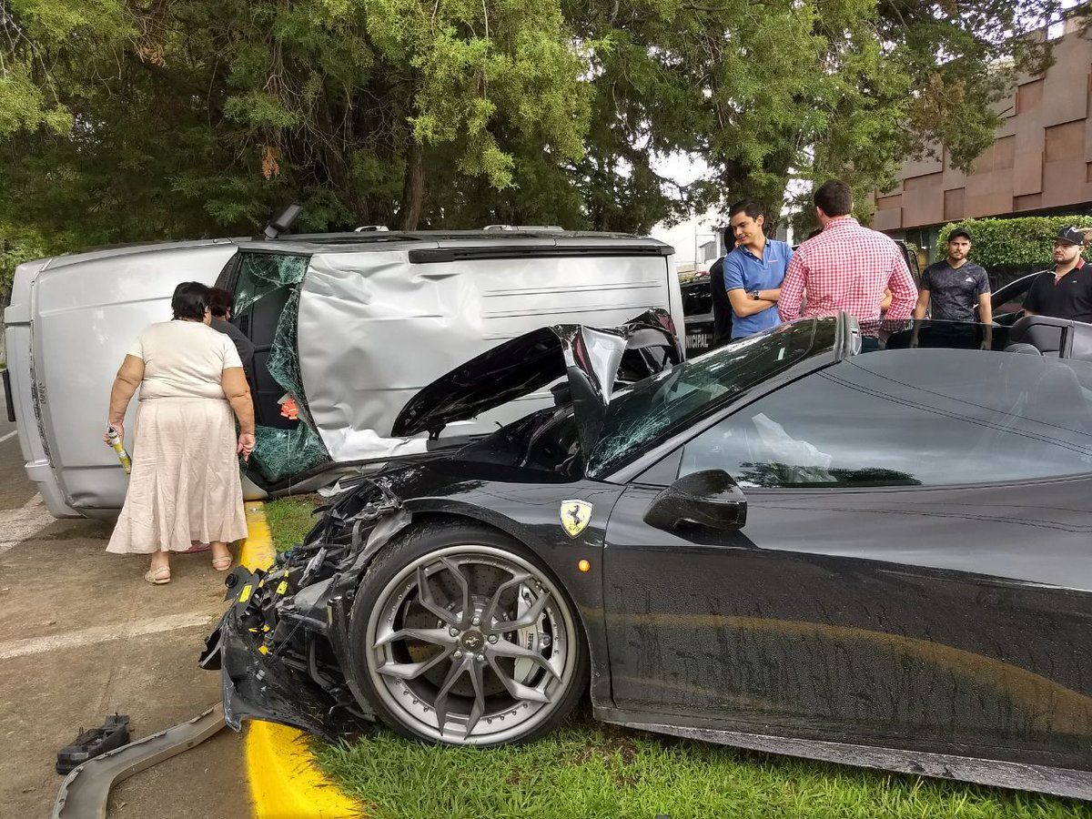 Choca Ferrari con camioneta en Zapopan