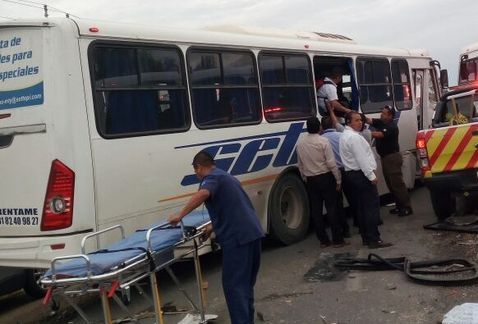 Accidente carretero en Nuevo León deja un muerto y trece heridos Accidente carretero en Nuevo León deja un muerto y trece heridos