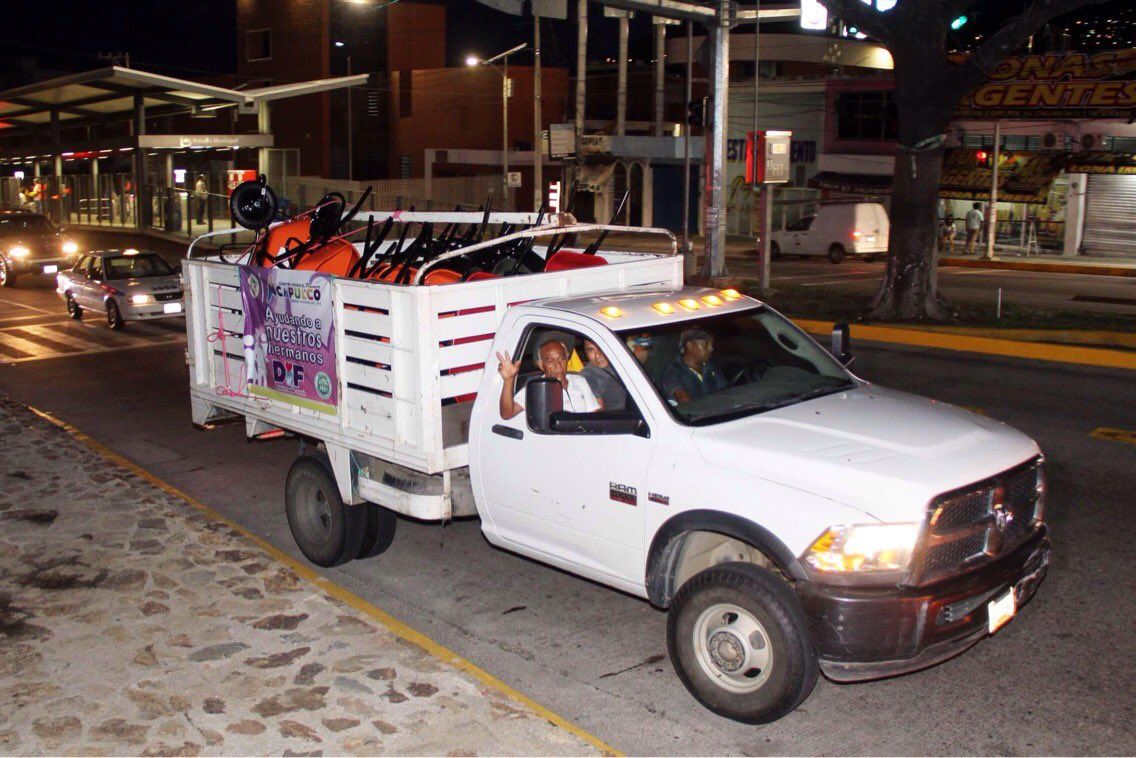 Acapulco envía camiones con herramientas a Ciudad de México