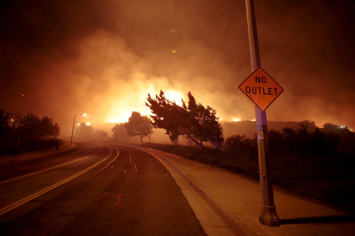 Evacuan a residentes en ciudades de California por incendio Evacuan a residentes en ciudades de California por incendio