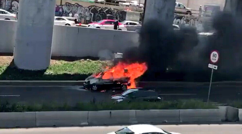 Se incendia vehículo en Periférico Sur