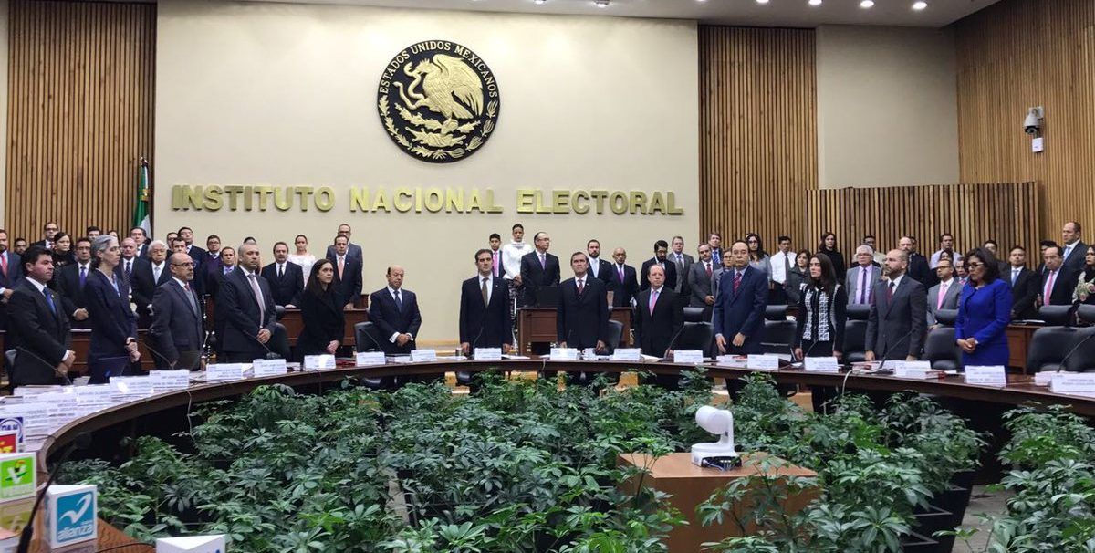 INE guarda minuto de silencio por víctimas del sismo