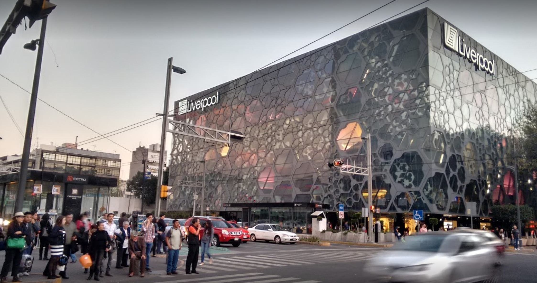 Detienen a mujer por intentar usar la tarjeta de crédito de una muerta