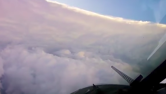 #Video Avión entra al ‘ojo’ de Irma