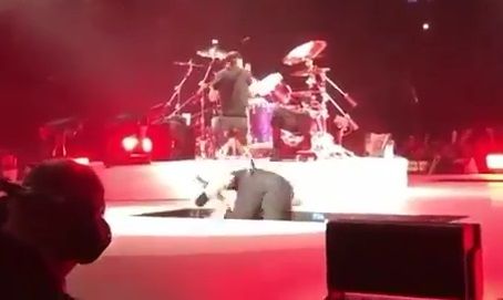 #Video James Hetfield sufre caída durante concierto