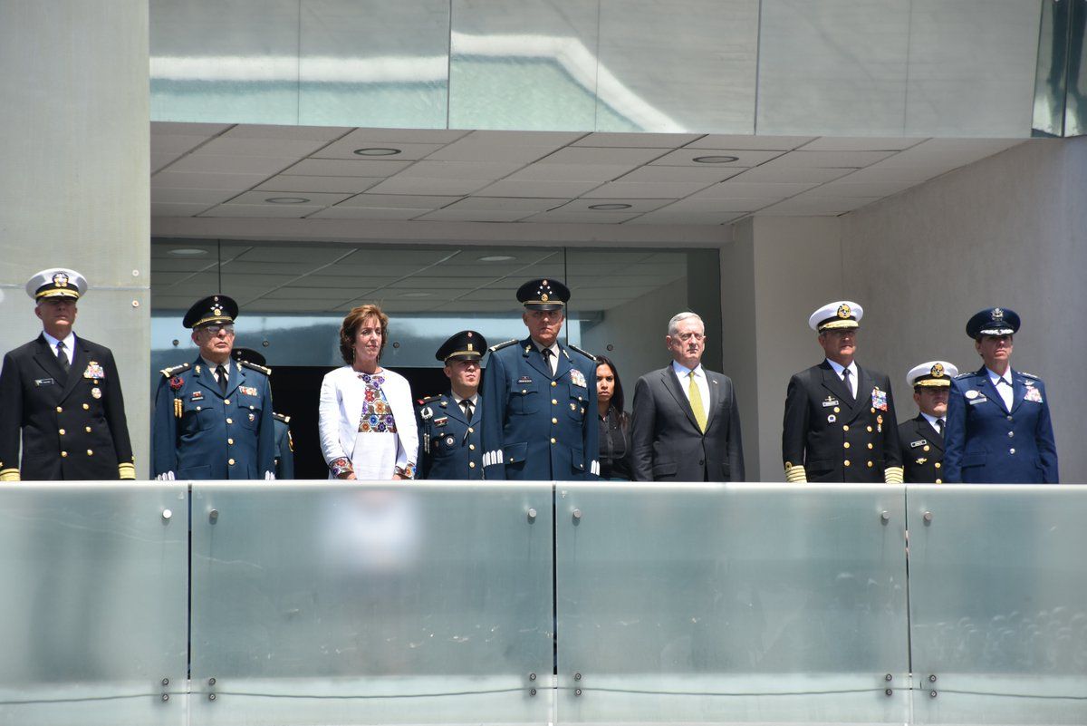 Fuerzas Armadas reciben a James Mattis por fiestas patrias