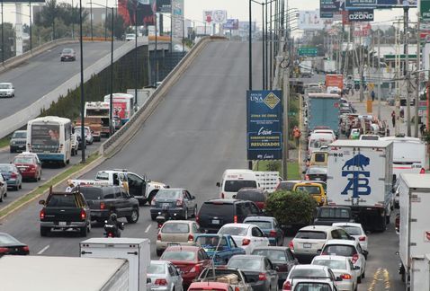 Explosión de toma clandestina genera caos vial en León - león-2