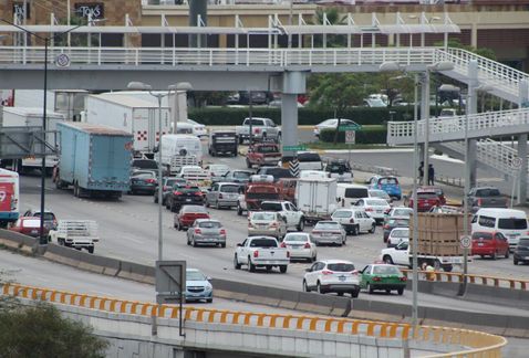 Explosión de toma clandestina genera caos vial en León