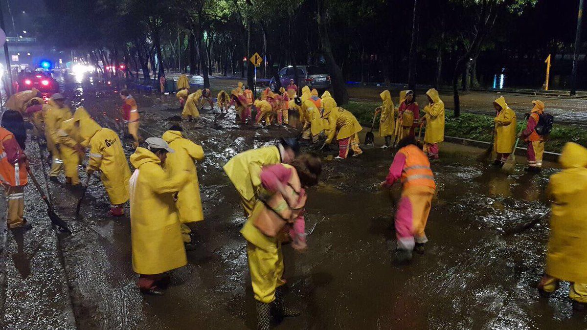 Retiran 530 toneladas de lodo tras inundación en Xochimilco