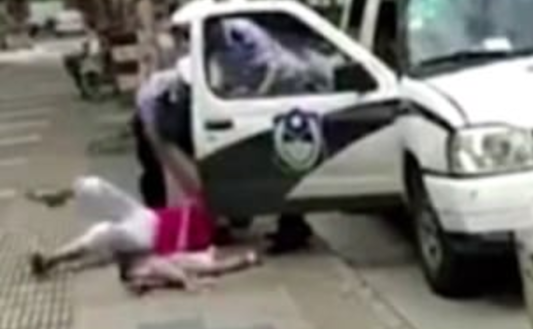 #Video Policía golpea a madre que cargaba a menor por estacionarse en lugar prohibido