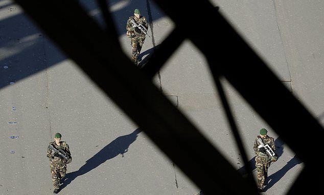 Atacan a soldado en Metro de París