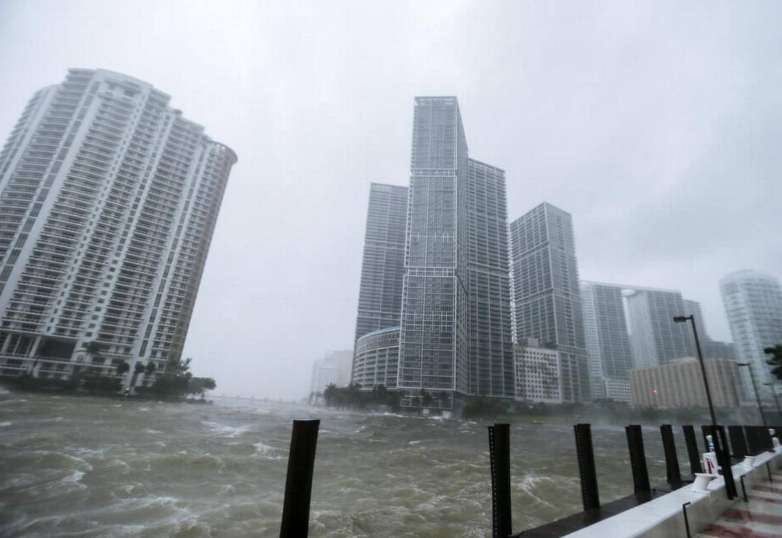 #Video Quedan atrapados por inundación en Miami