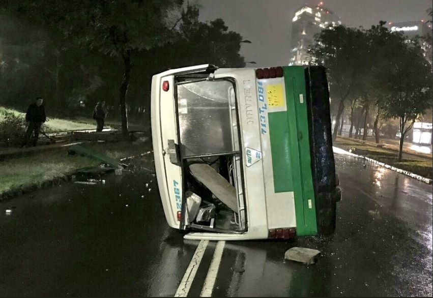 Vuelca microbús sobre Paseo de la Reforma