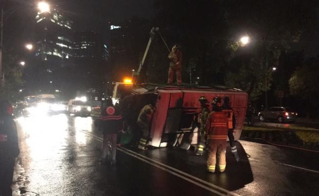 Vuelca microbús sobre Paseo de la Reforma - microbús-reforma