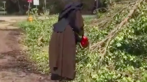 #Video Monja usa motosierra para limpieza de calles en Miami