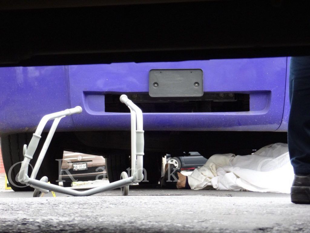 Camión de pasajeros atropella a mujer de la tercera edad que usaba andadera - mujer-atropellada-1024x768