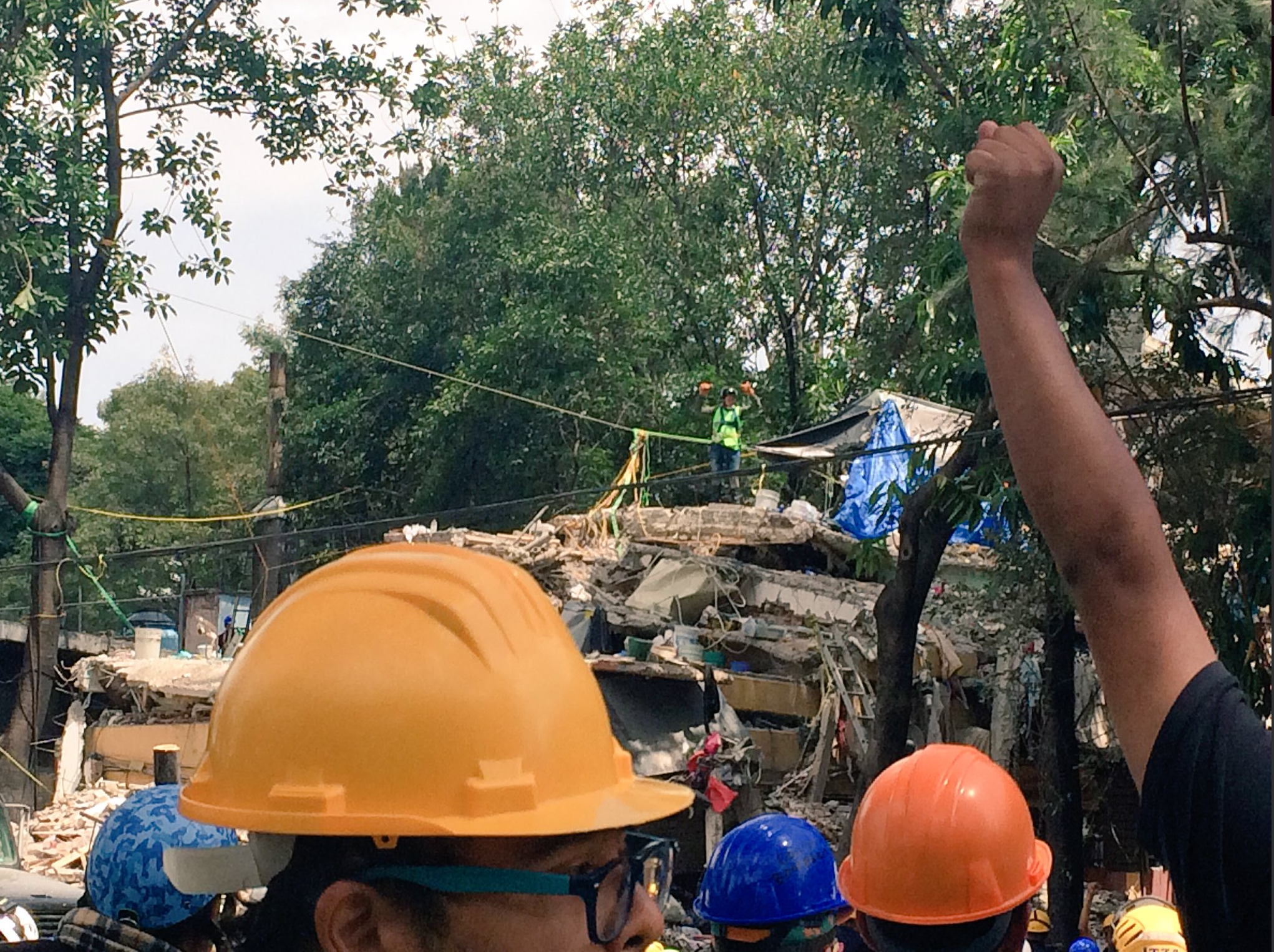 Rescatan con vida a una persona del multifamiliar de Tlalpan - multifamilar-tlalpan-2