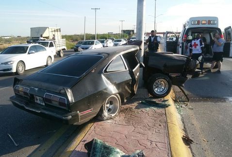 Mustang queda partido a la mitad tras choque en Coahuila - mustang-1