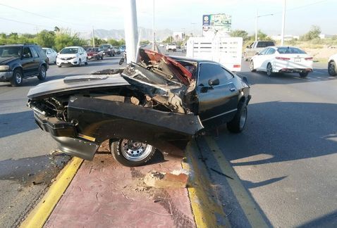 Mustang queda partido a la mitad tras choque en Coahuila