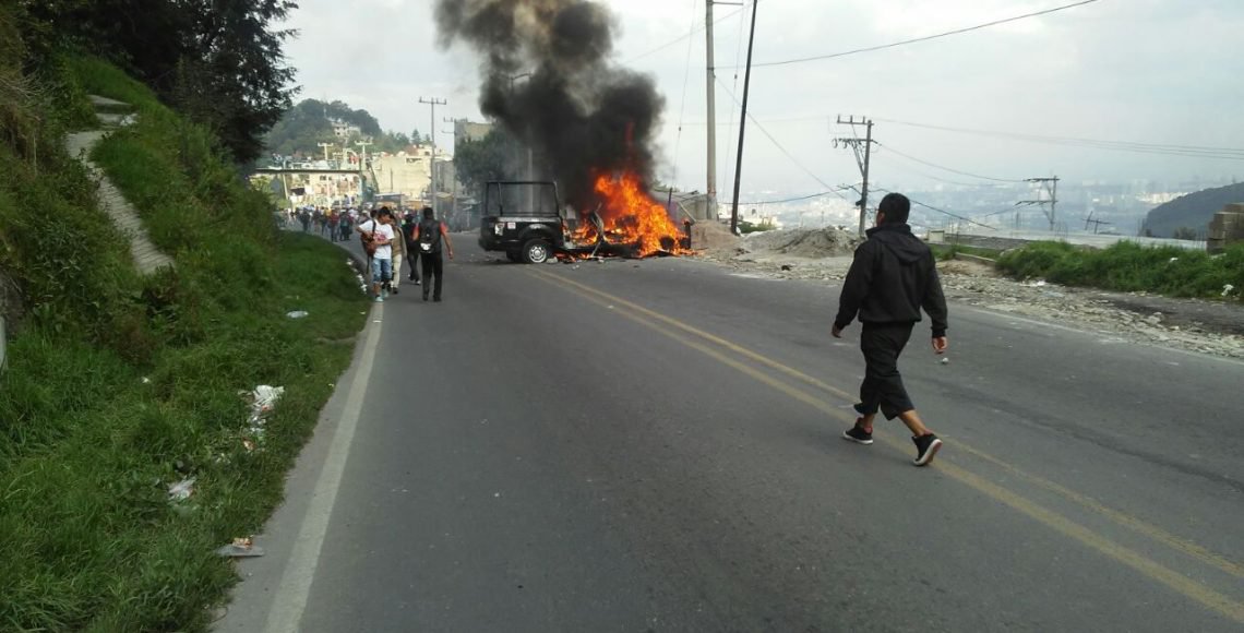 Queman patrulla en Naucalpan durante intento linchamiento de dos