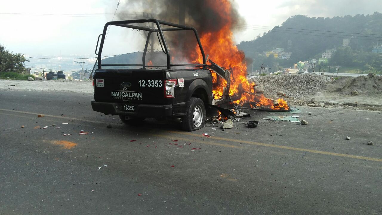 Queman patrulla en Naucalpan durante intento linchamiento de dos - naucalpan