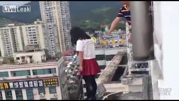 #Video Director de escuela evita suicidio de niña en China